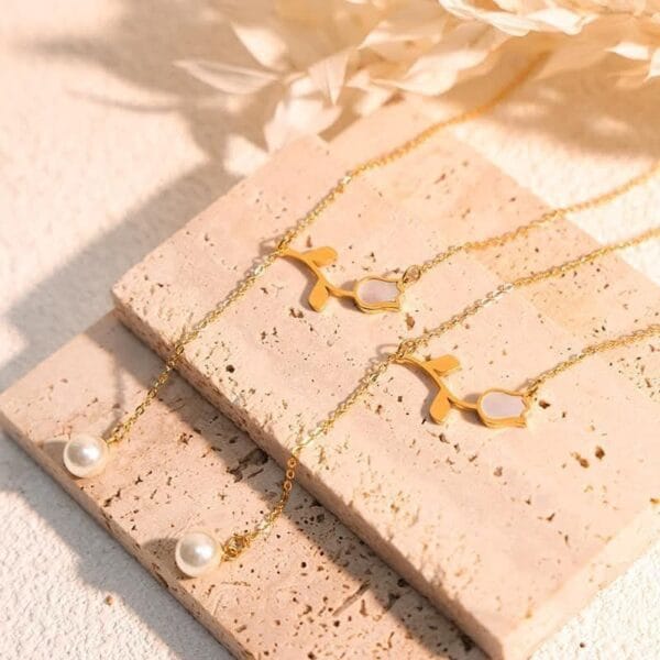 Pearl flower gold plated necklace