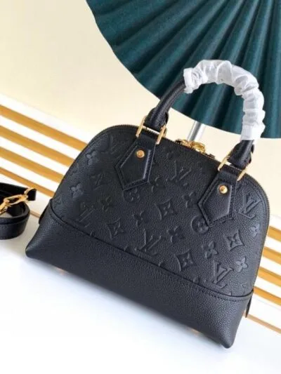 Noir Eclatte bag size 32 * 25