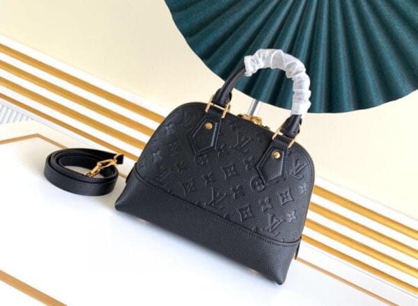 Noir Eclatte bag size 32 * 25