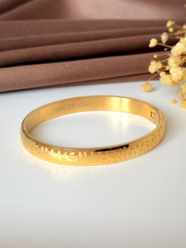 Shine gold plated bangle