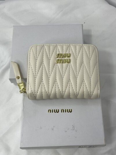 MM white wallet