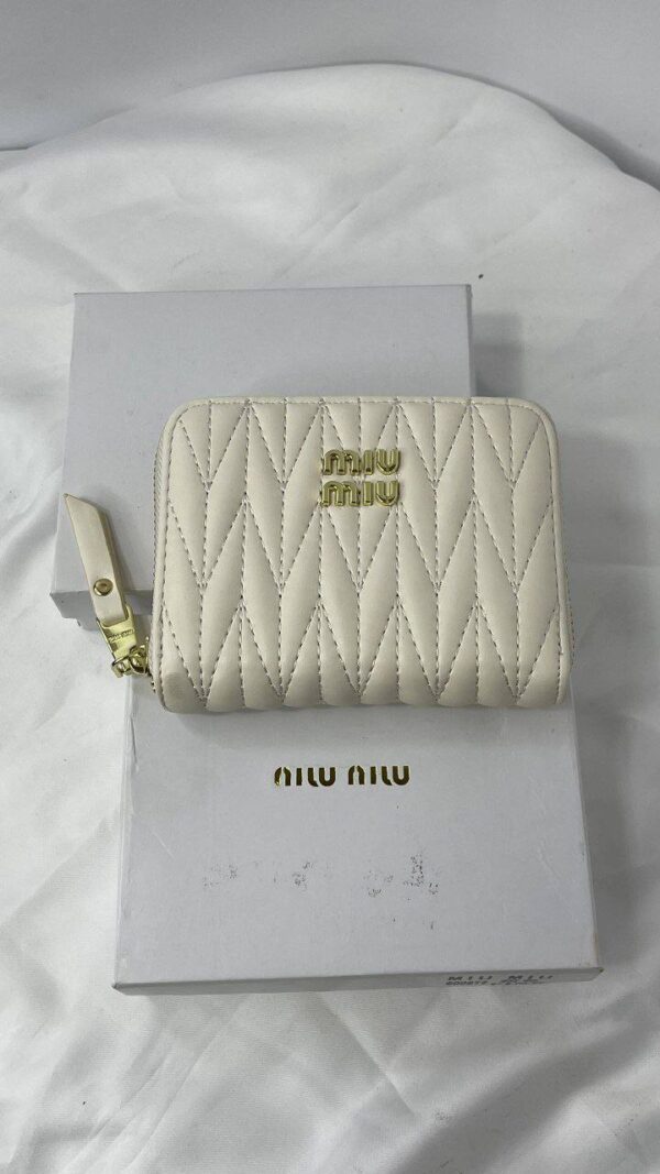 MM white wallet