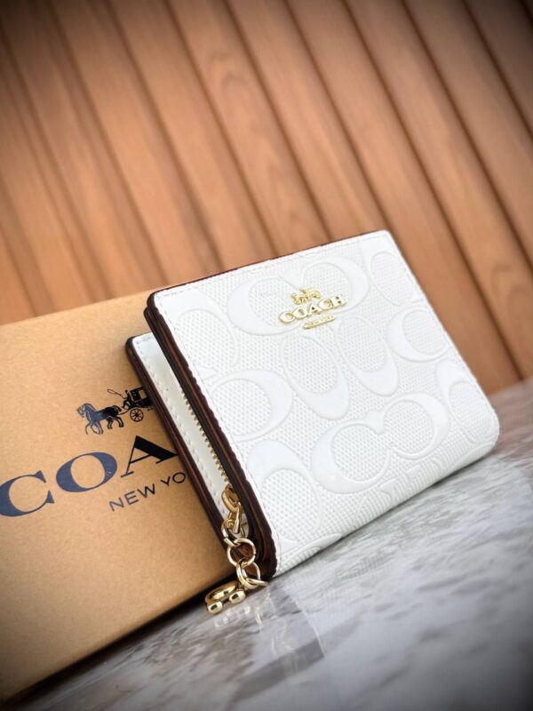 Buzzy white  Wallet