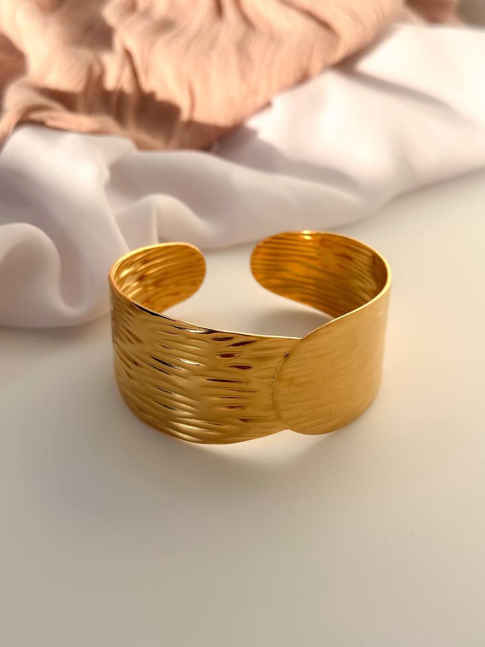 Chic gold plated bangle