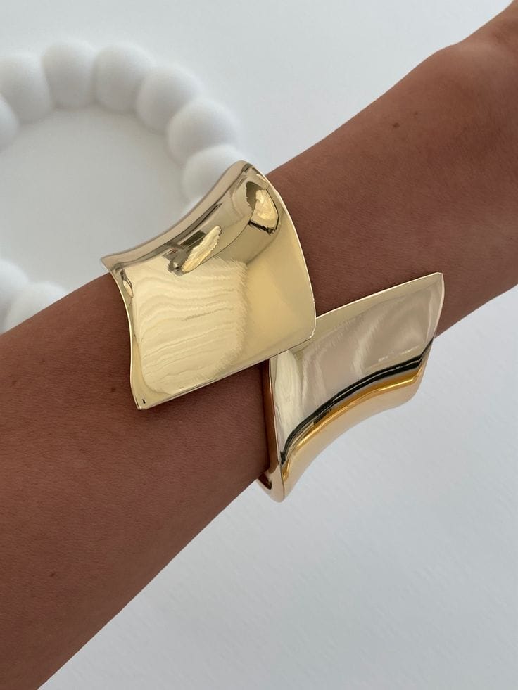Trendyy gold plated bangle