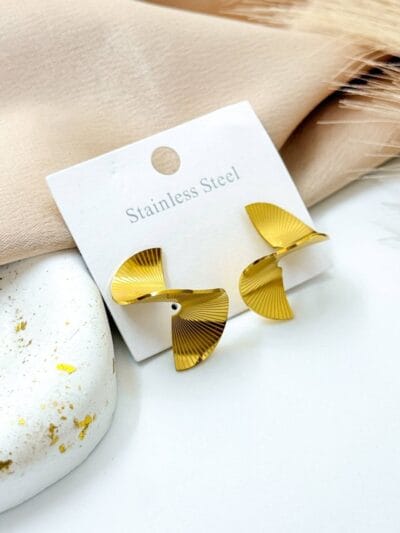 Fan-shaped gold-plated earrings
