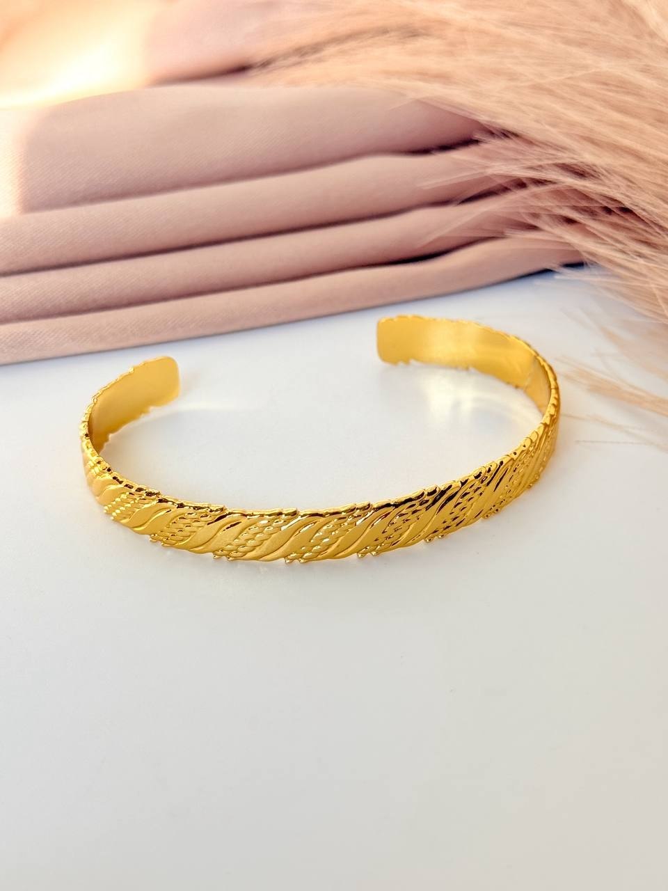 Chic gold plated bangle